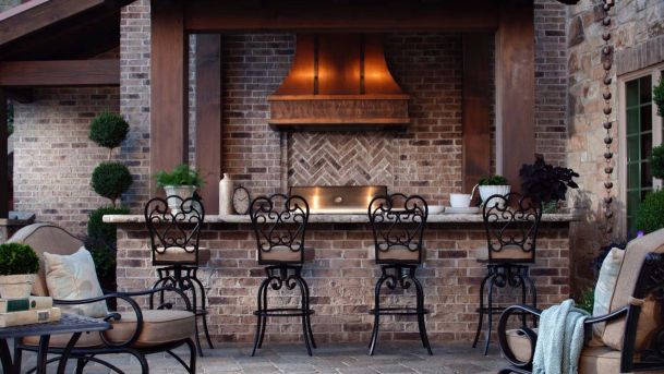 Outdoor kitchen with brick